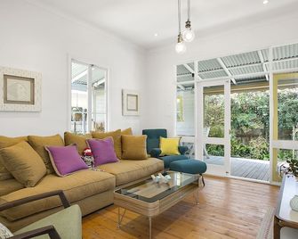 Rye Cottage -Live like A Local, Foxtel, Dog Friendly+ Bonus Nights Offers 2026. - Rye - Living room