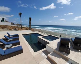 Luxury Beachfront Villa: Ocean Views / Private Pool & Spa - 30 secs to Beach!\n - La Misión - Pool