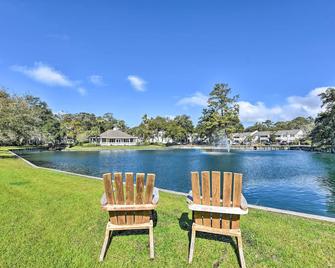 Resort-Style Condo in St Simons about 1 Mi to Pier! - Saint Simons - Sala de estar