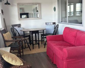 Wampler’s Lake Adorable 3-bedroom Lakefront Cottage ️ - Brooklyn - Sala de estar