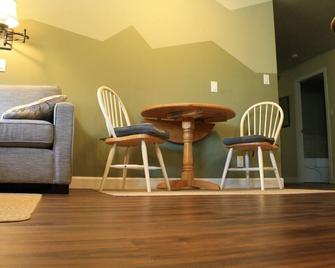 Meadowbrook Suite Deluxe 2 Bdrm W/ Yard And Hot Tub - Squamish - Dining room