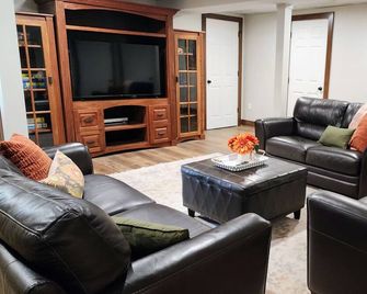 Charming 3 bed 2 bath home, game & laundry room hot tub in hocking foothills - Lancaster - Sala de estar