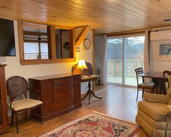 Historic cottage in seaside village of Searsport. Pet friendly! - Searsport - Вітальня