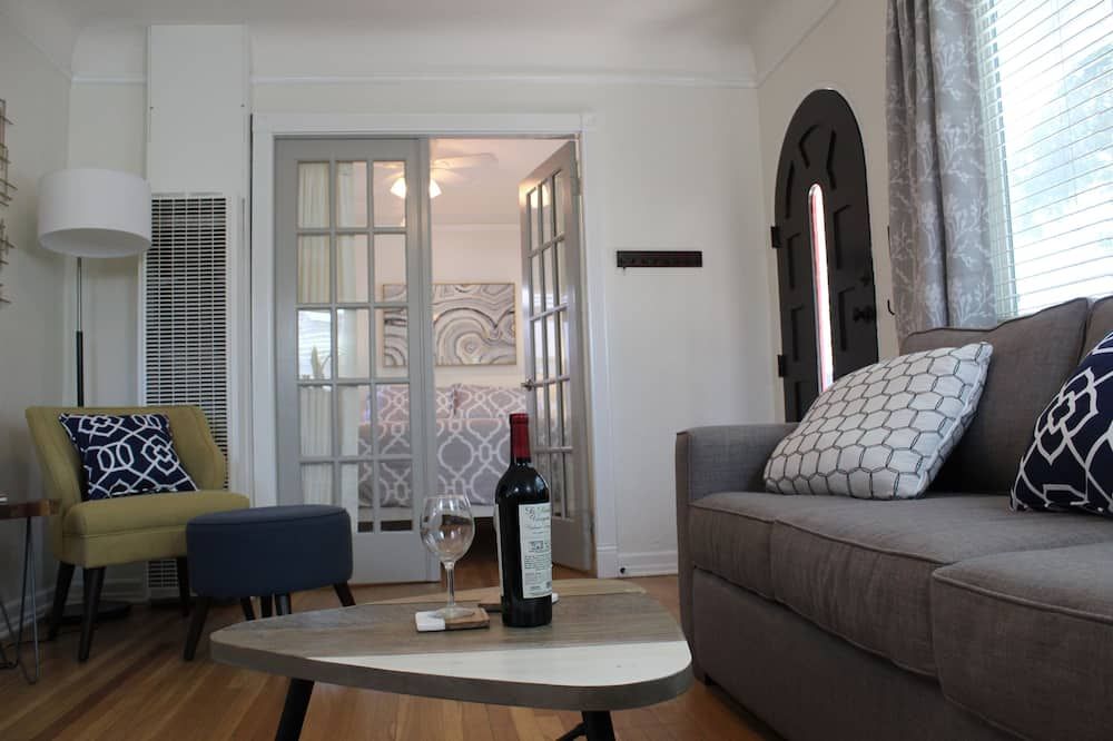 Charming North Park house, with parking and new central Air. - San Diego - Wohnzimmer