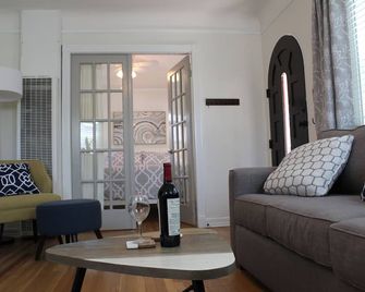 Charming North Park house, sleeps 6 w/parking - San Diego - Vardagsrum