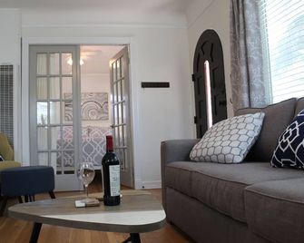 Charming North Park house, with parking and new central Air. - San Diego - Wohnzimmer