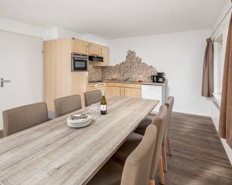 Restyled bungalow with two bathrooms, 500 m. from the beach - Noordwelle - Comedor