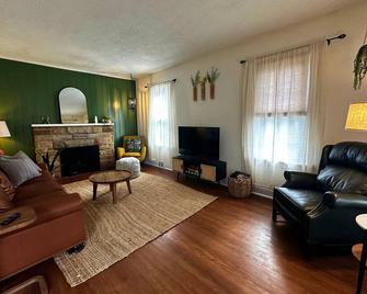Family Friendly, Peaceful Yard, Dedicated Work Space, close to local attractions - New Cumberland - Living room