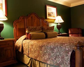 St. Brendan's Inn - Green Bay - Bedroom