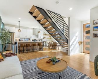 Central Oasis: Roof Terrace - Seattle - Living room