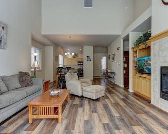 Village Loop - Redmond - Living room