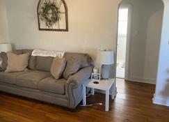 New Orleans style cottage 10 min from the French Quarter! - Arabi - Wohnzimmer