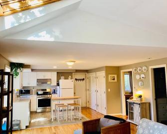 Tranquil Seacoast Getaway Cottage - Kittery Point - Kitchen