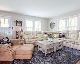Follow the Road to Yellowbrick - Dover - Living room