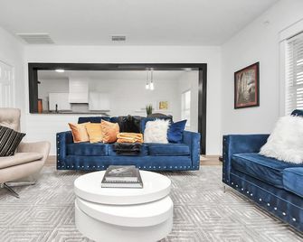 10min from Fort Bend Epicenter 13min from Memorial Herman Stylish 4 Bedroom Home - Richmond - Sala de estar