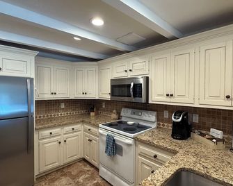 2-bedroom apartment in welcoming Hopkinton with Full Kitchen, Laundry, Patio - Hopkinton - Kitchen