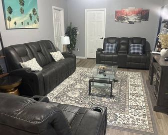 A Newly executive basement Apartment - Williston - Sala de estar