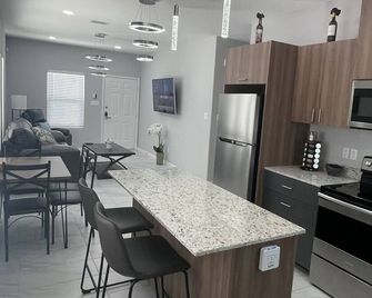 Modern comfortable retreat in gated community! - Weslaco - Kuchyň