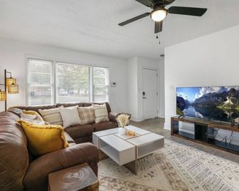 Happy Home! Freshly Renovated! Fun Games! - Fayetteville - Living room