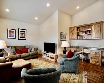 Upper Level Ranch Accommodation for Glamping in Montana - Whitehall - Living room