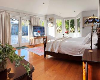 Fairfax Adventure Getaway - Fairfax - Bedroom