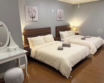 Peaceful & Cozy Home With 3 Rooms, Shared Bathrooms And Shared Common Space - Vancouver - Habitación