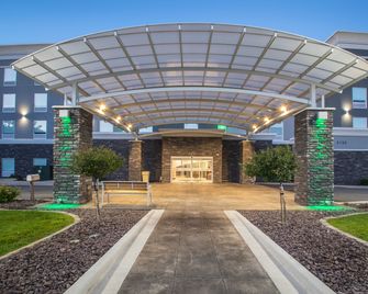 Holiday Inn & Suites Decatur-Forsyth By IHG - Decatur - Gebäude