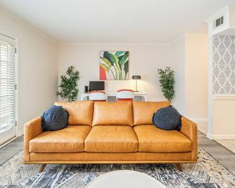 3bd/Centrally located/stylish/North Hills/PNC arena/Crabtree Valley Mall - Raleigh - Salon