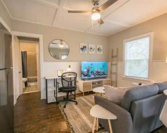 The Green Door Cottage - Hendersonville - Living room
