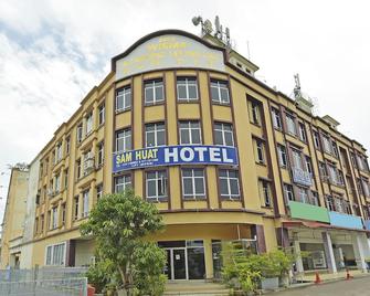 OYO 90494 Sam Huat Hotel - Pontian - Building