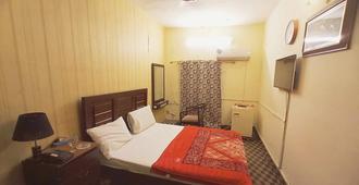 Hilltop Hotel - Karachi - Bedroom