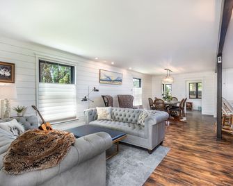 Boulder Farmhouse with New Decor and Lovely Setting - Longmont - Living room