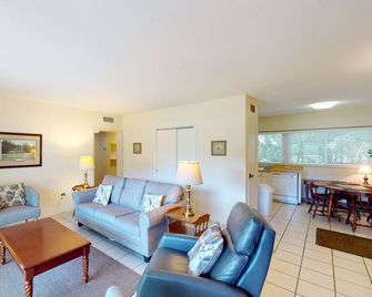 Atlantic Breeze #3 2 Bedrooms, 1 Bathroom - Jekyll Island - Living room