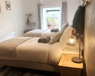 Pet-friendly character cottage at the foot of the Brecon Beacons National Park - Abercraf - Bedroom