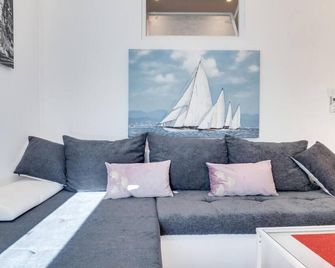 Antigona - Bakarac - Wohnzimmer