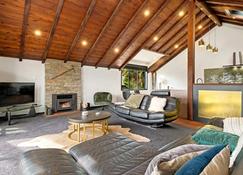 Mountain View Chalet - Wanaka - Living room
