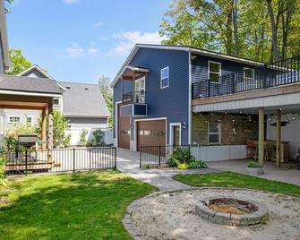 Beautiful 4-Bedroom Lakefront Home with dock on White Lake, Whitehall, MI - Whitehall - Building