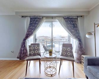 Charming Three Bedroom Flat - Brampton - Living room
