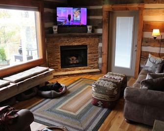 Center Hill Lake, Historic Log Cabin updated with amazing Lake/Mountain views! - Smithville - Living room