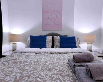 Modern Highrise Apt w/ parkin+ skytrain + wifi - Surrey - Bedroom