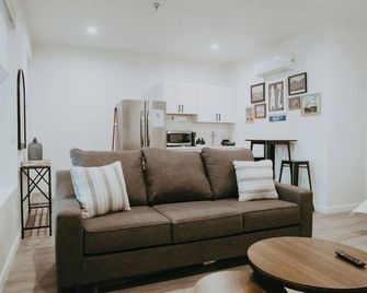 Modern Desert Oasis Studio in Historic Downtown Yuma - Yuma - Living room