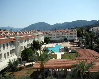 كوكر كلوب أبارتمنتس - مارماريس - حوض السباحة