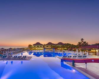 Club Nena - סידה - בריכה