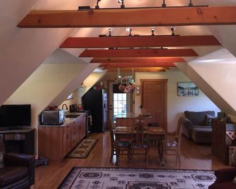 Serene Hobby Farm Cottage Get Away, 10 Minutes From Mount Vernon. - Sedro Woolley - Living room