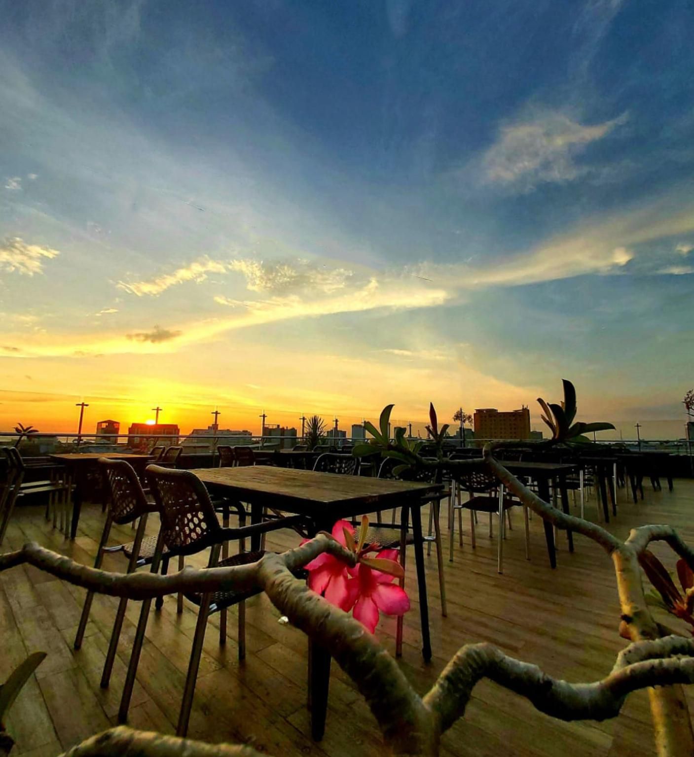 Wthree Premier Hotel - מקאסר - מרפסת