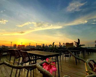 Wthree Premier Hotel - Makassar - Balkon