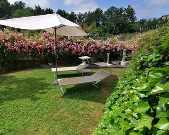 Welcome to our French-speaking friends at 'La Collina del Moro' - Beverino - Innenhof