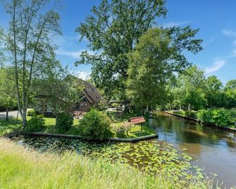 Attractive farmhouse in Giethoorn with garden - Giethoorn