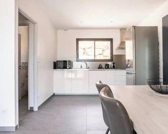 Maison D'aaron, 4 Personnes Avec Piscine Commune a Deux Logements - Saint-Martin-d’Ardèche - Cocina