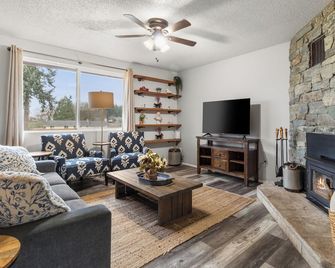 Cozy 3BR modern farmhouse in Rochester with stone fireplace, fenced yard, and easy I-5 access. - Rochester - Sala de estar